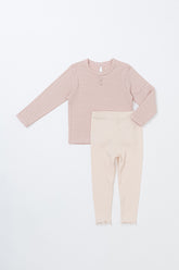 Front view of the Avauma Peach Glow Set in Pale Peach – a cute children’s outfit featuring a textured knit top and ribbed leggings